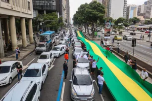 Imagem ilustrativa da imagem Motoristas de aplicativo e motoboys cruzam os braços no Rio