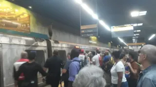 Imagem ilustrativa da imagem Homem sobe em vagão do metrô e causa confusão; veja o vídeo