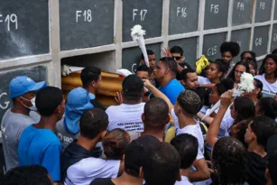 Imagem ilustrativa da imagem 'Cheio de sonhos', dizem familiares de rapaz assassinado no Rio
