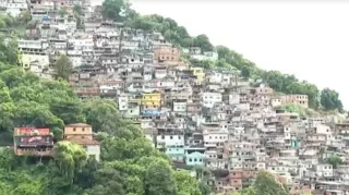 Imagem ilustrativa da imagem PM liberta família mantida refém em comunidade no Rio