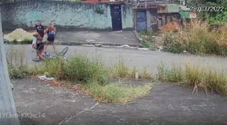 Imagem ilustrativa da imagem Vídeo mostra rapaz solto pela Justiça roubando celular