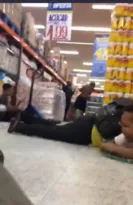 Imagem ilustrativa da imagem Vídeo mostra tensão e medo dentro de supermercado durante tiroteio