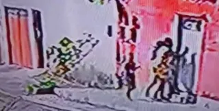 Imagem ilustrativa da imagem Criança é atingida por bala perdida na Vila Kennedy; vídeo mostra desespero