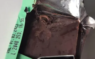 Imagem ilustrativa da imagem Surpresa: larva em chocolate assusta cliente; veja video