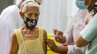 Imagem ilustrativa da imagem Idosos a partir de 70 anos poderão tomar a quarta dose da vacina no Rio na próxima semana