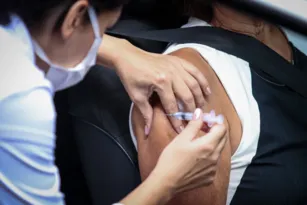 Imagem ilustrativa da imagem Niterói inicia vacinação contra gripe para idosos de 70 anos
