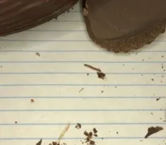 Imagem ilustrativa da imagem Problema repetido: influencer flagra larva em ovo de chocolate; assista