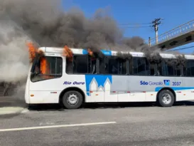 Imagem ilustrativa da imagem Ônibus da viação Rio Ouro pega fogo em São Gonçalo