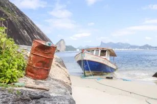 Imagem ilustrativa da imagem Barco encalhado em praia de Niterói chama atenção de moradores