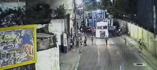 Imagem ilustrativa da imagem Vídeo mostra menina sendo esmagada em carro alegórico
