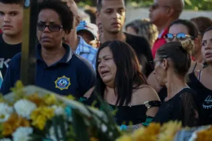 Imagem ilustrativa da imagem 'Cara muito tranquilo', diz amigo em enterro de guarda em São Gonçalo