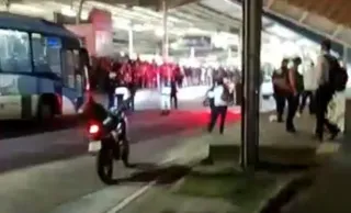Imagem ilustrativa da imagem Atraso em BRT causa tumulto e quebra-quebra em estação no Rio