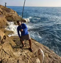 Imagem ilustrativa da imagem Vídeo: pescador é resgatado na Região dos Lagos; irmão está sumido