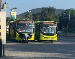 Imagem ilustrativa da imagem Ponto final de ônibus em Niterói coloca motoristas em perigo