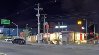Imagem ilustrativa da imagem Vídeo flagra atendente do McDonald's sendo baleado por cliente