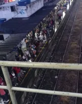 Imagem ilustrativa da imagem Não 'trem' jeito! Passageiros enfrentam atrasos no Ramal Japeri