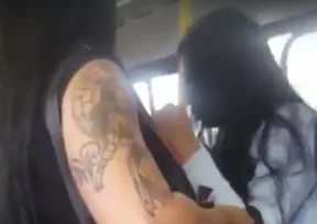 Imagem ilustrativa da imagem Passageiros reagem e agridem acusada de furto em ônibus; veja vídeo