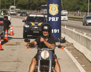 Imagem ilustrativa da imagem Blitz 'do bem' conscientiza motociclistas na BR-101