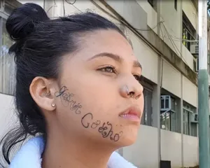 Imagem ilustrativa da imagem Jovem tem rosto tatuado por ex e lamenta: 'Me matou'