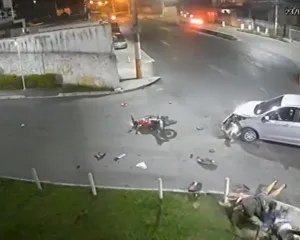 Imagem ilustrativa da imagem Vídeo mostra motociclista 'voando' e atingindo pedestres na Baixada