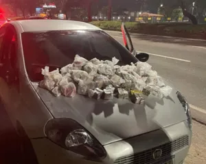 Imagem ilustrativa da imagem Drogas avaliadas em R$ 30 mil são encontradas em carro no Rio
