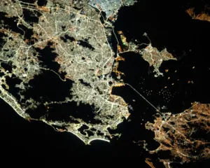 Imagem ilustrativa da imagem Foto de Rio e Niterói vistas do espaço bomba nas redes; veja