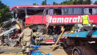 Imagem ilustrativa da imagem Acidente entre ônibus de viagem e carreta deixa 11 mortos no MT