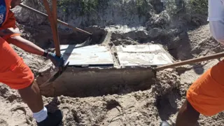 Imagem ilustrativa da imagem Geladeira é enterrada por ambulantes na areia da praia da Barra