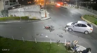 Imagem ilustrativa da imagem Vídeo mostra motociclista 'voando' e atingindo pedestres na Baixada