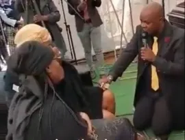 Imagem ilustrativa da imagem Homem pede mulher em casamento durante enterro de sogro; assista
