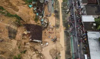 Imagem ilustrativa da imagem Sobe o número de mortos na Grande Recife; 4 mil estão desabrigados