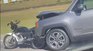 Imagem ilustrativa da imagem Vídeo flagra motorista arrastando moto após acidente