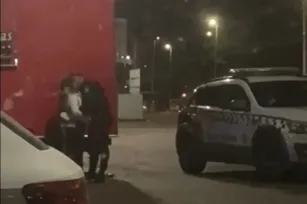 Imagem ilustrativa da imagem Policial Militar fardado abandona viatura para beijar mulher