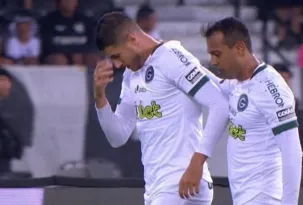 Imagem ilustrativa da imagem Botafogo sai na frente, sofre com 'Lei do ex' e perde para o Goiás