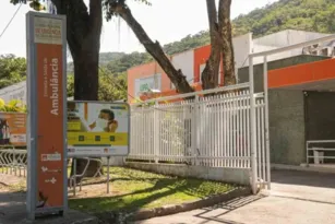 Imagem ilustrativa da imagem Sem salários, funcionários paralisam atividades na saúde de Niterói