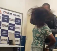 Imagem ilustrativa da imagem Policial 'exorciza' mulher que surtou em delegacia; veja vídeo