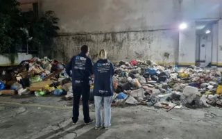 Imagem ilustrativa da imagem Dez caminhões de lixo são retirados de imóvel de acumuladora no Rio
