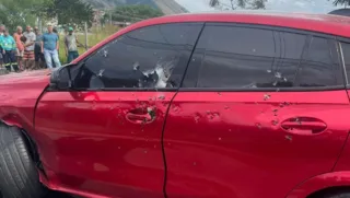 Imagem ilustrativa da imagem Homem é executado dentro de carro blindado na Baixada Fluminense