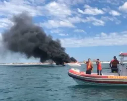 Imagem ilustrativa da imagem Lancha pega fogo em praia de Cabo Frio; veja vídeo