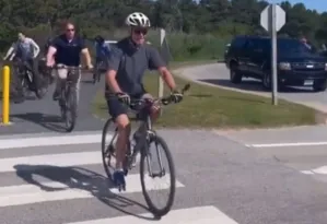 Imagem ilustrativa da imagem Presidente norte-americano Joe Biden cai de bicicleta; veja vídeo