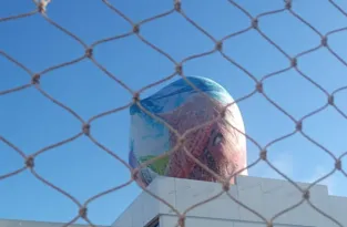 Imagem ilustrativa da imagem Balão cai no meio de clube famoso em Niterói; veja o vídeo
