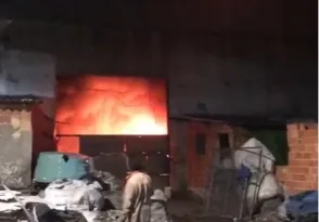 Imagem ilustrativa da imagem Incêndio de grande proporções destrói 16 casas em comunidade do Rio