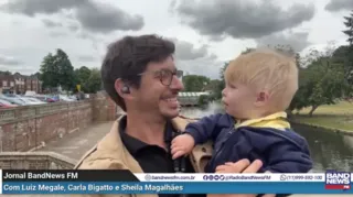 Imagem ilustrativa da imagem Repórter faz entrada ao vivo com filho no colo; assista