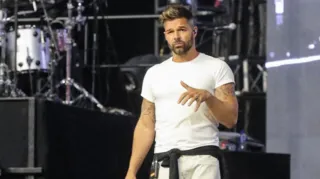 Imagem ilustrativa da imagem Empresária quer tirar R$ 15 milhões de Ricky Martin; entenda
