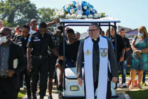 Imagem ilustrativa da imagem Corpo de PM morto em assalto é enterrado em São Gonçalo