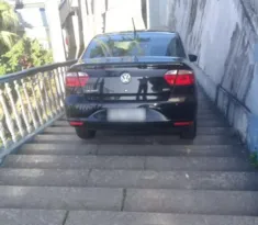 Imagem ilustrativa da imagem Motorista de aplicativo desce com carro por escadaria de hospital