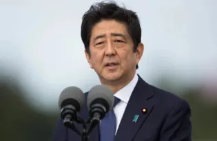 Imagem ilustrativa da imagem Shinzo Abe, ex-premiê japonês, morre após ser baleado em comício