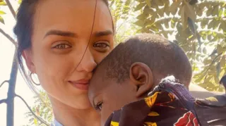 Imagem ilustrativa da imagem Rafa Kalimann conhece criança que recebeu nome dela em Moçambique