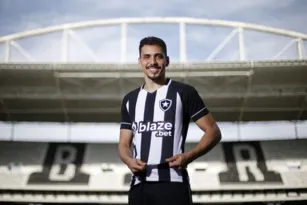 Imagem ilustrativa da imagem Botafogo anuncia a contratação do meia Eduardo, do Al-Ahli