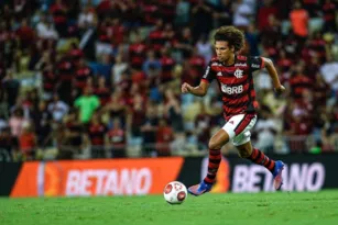 Imagem ilustrativa da imagem Flamengo confirma acordo com time turco e Arão embarca para exames